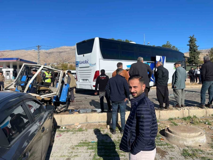 Yolcu Otobüsü İle Traktör Çarpıştı: 1 Yaralı