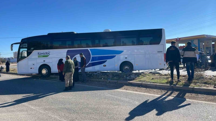 Yolcu Otobüsü İle Traktör Çarpıştı: 1 Yaralı