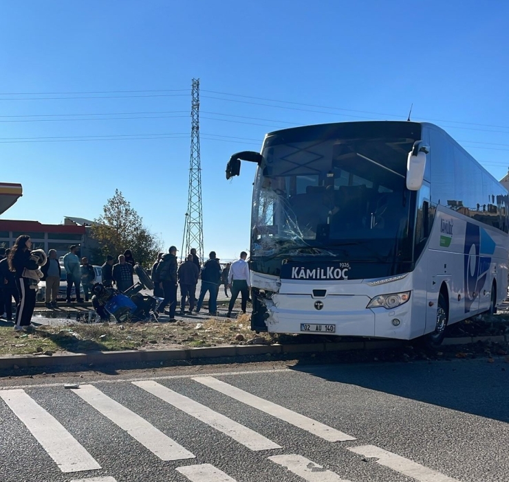 Yolcu Otobüsü İle Traktör Çarpıştı: 1 Yaralı