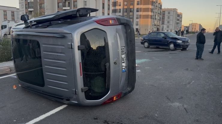 Diyarbakır’da Trafik Kazası: Araç Yan Yattı, 2 Kişi Yaralandı
