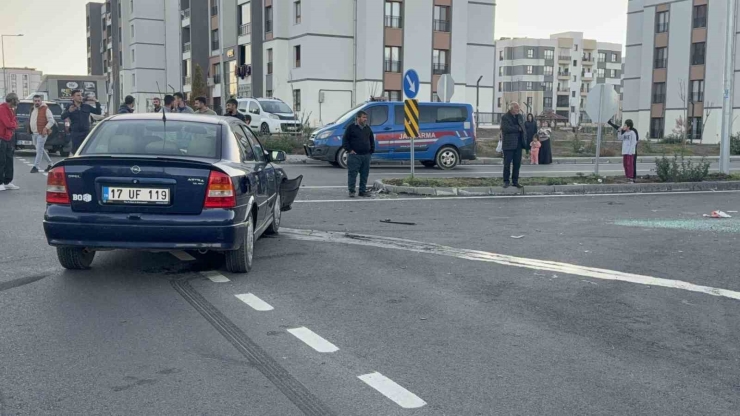 Diyarbakır’da Trafik Kazası: Araç Yan Yattı, 2 Kişi Yaralandı