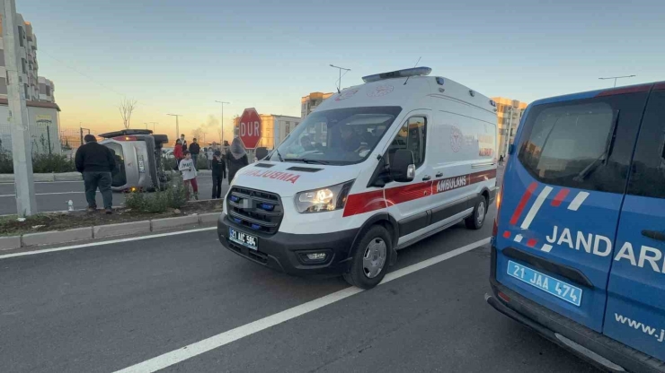 Diyarbakır’da Trafik Kazası: Araç Yan Yattı, 2 Kişi Yaralandı