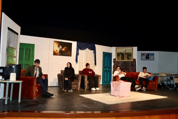 "modem Sustu, Ev Konuştu" Tiyatro Oyunu Sahnelendi