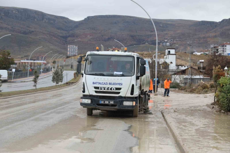 Battalgazi Belediyesi’nden Pınarbaşı Göleti Çevresinde Detaylı Temizlik