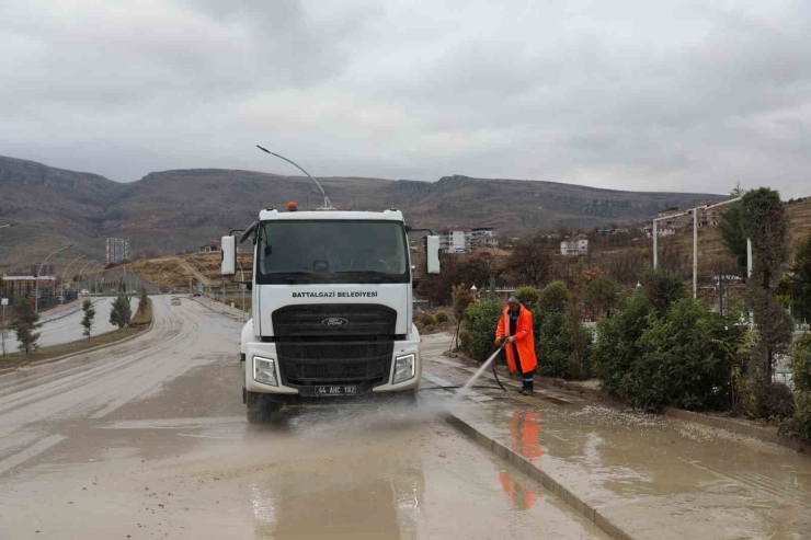 Battalgazi Belediyesi’nden Pınarbaşı Göleti Çevresinde Detaylı Temizlik