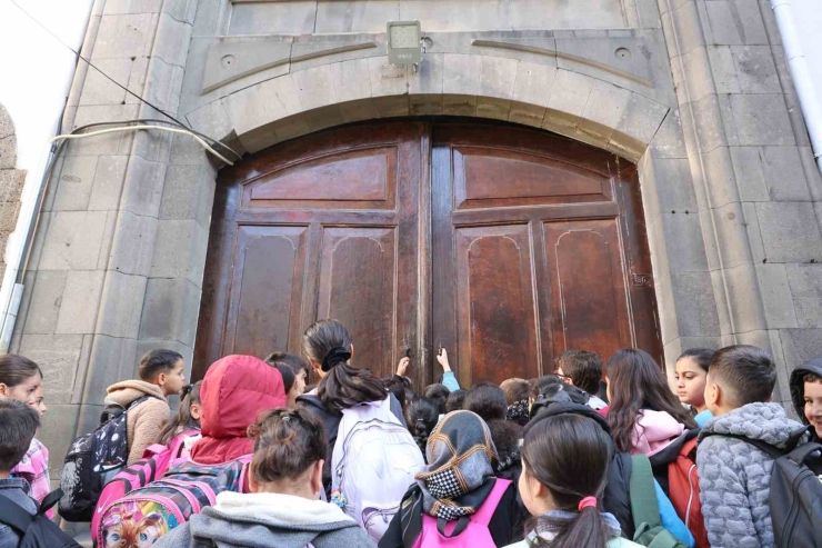 Diyarbakır’da 115 Yıllık Eğitim Yuvasının İhtişamlı Kapısı, 1 Asırdır Aralıksız Öğrencilere Açılıyor