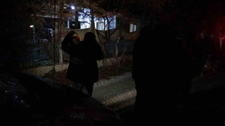 Arkadaşların Silahla Oyunu Kanlı Bitti: 1 Yaralı