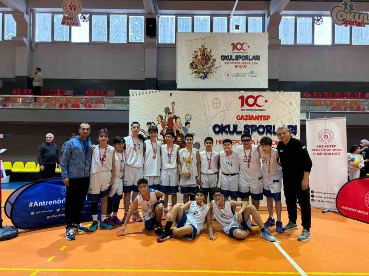 Gaziantep Kolej Vakfı Özel Okulları Basketbolda Namağlup Unvanla Şampiyonu