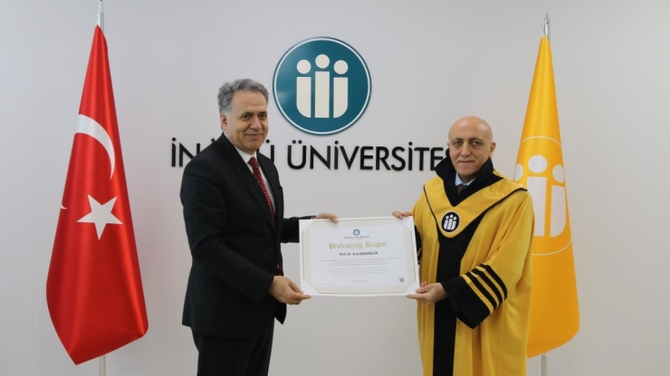 Unvanda Yükselen Akademisyenlere Cübbeleri Giydirildi