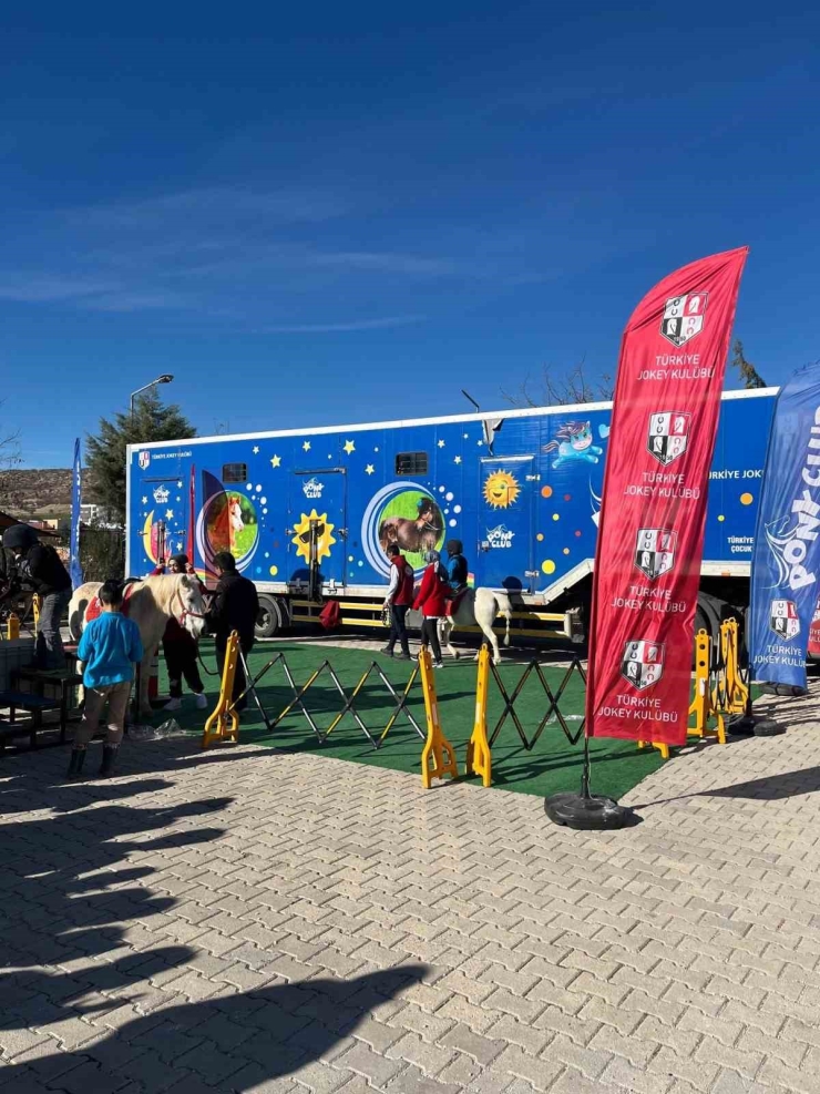 Dicle’de Çocuklar Pony Atlarla Buluştu