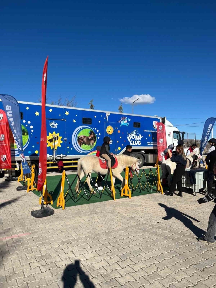Dicle’de Çocuklar Pony Atlarla Buluştu