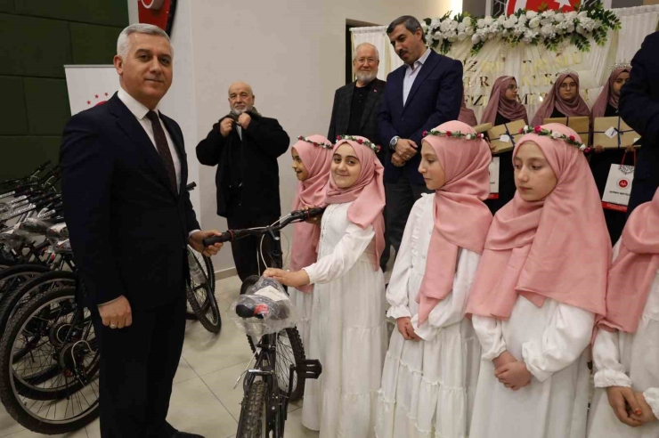 Gaziantep’te 16 Öğrenci İcazet Merasiminde Hafızlık Belgelerini Aldı