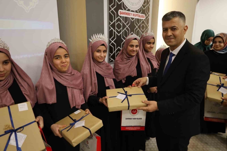 Gaziantep’te 16 Öğrenci İcazet Merasiminde Hafızlık Belgelerini Aldı