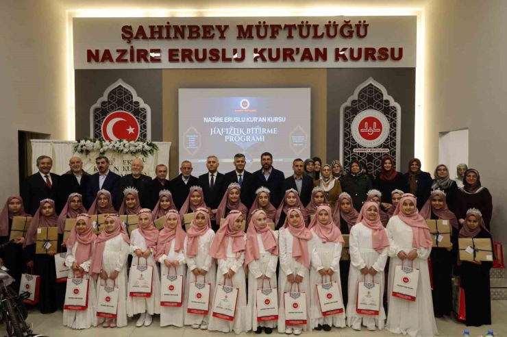 Gaziantep’te 16 Öğrenci İcazet Merasiminde Hafızlık Belgelerini Aldı