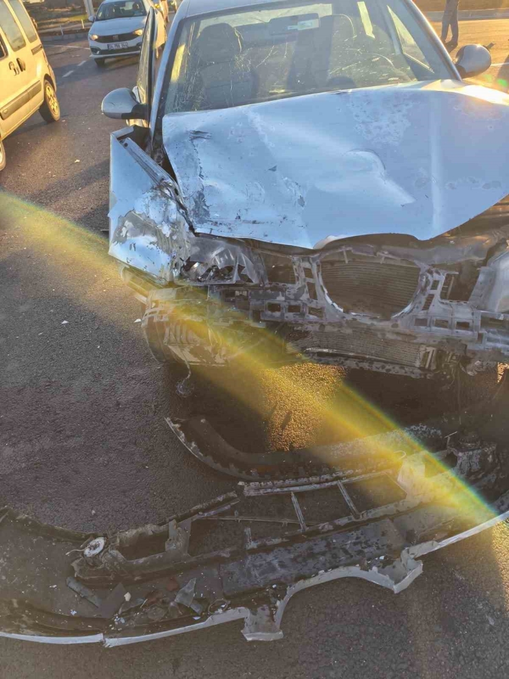 Otomobil İle Kamyonet Çarpıştı: 5 Yaralı