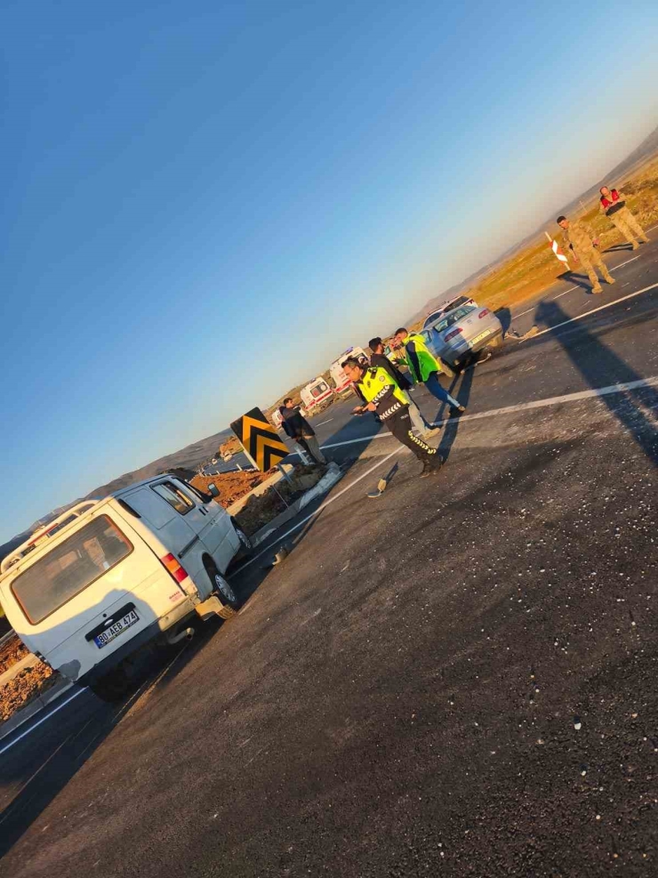 Otomobil İle Kamyonet Çarpıştı: 5 Yaralı