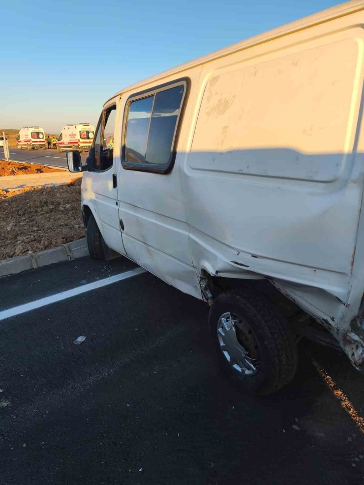 Otomobil İle Kamyonet Çarpıştı: 5 Yaralı