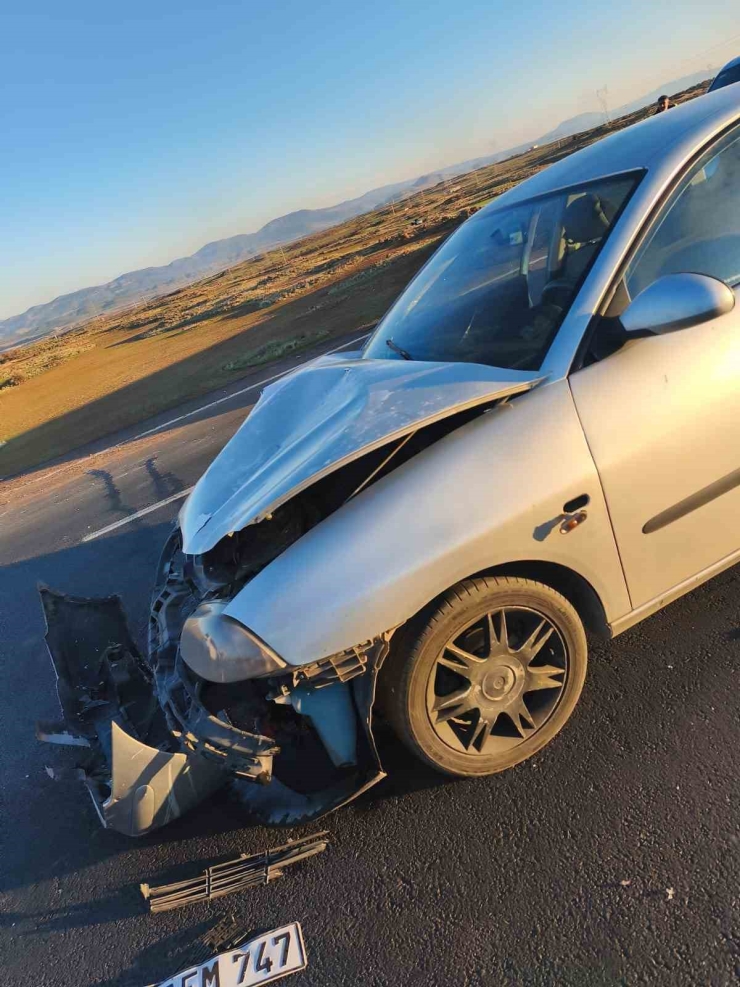 Otomobil İle Kamyonet Çarpıştı: 5 Yaralı