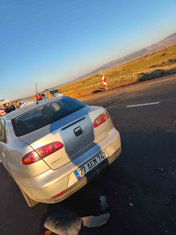 Otomobil İle Kamyonet Çarpıştı: 5 Yaralı