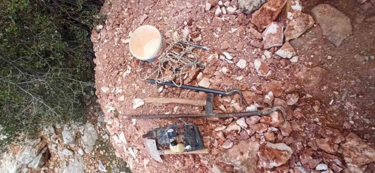 Gaziantep’te Kaçak Kazı Yapan 4 Şahsı Jandarma Suçüstü Yakaladı