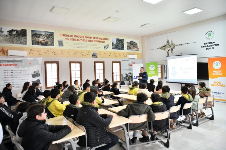 Yeşilyurt’ta Öğrencilere Depreme Karşı Hayat Kurtaran Eğitim