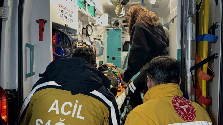 Adıyaman’da Minibüs Takla Atarak Devrildi: 4 Yaralı