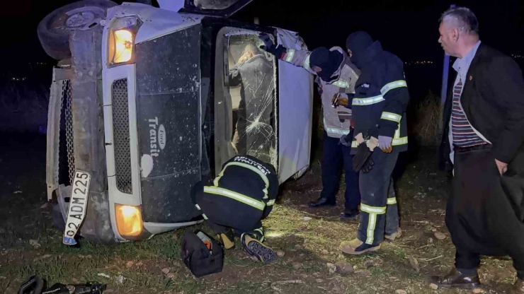 Adıyaman’da Minibüs Takla Atarak Devrildi: 4 Yaralı