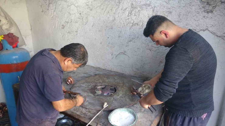 Baba-oğul Kalaycılık Mesleğini Yaşatmaya Çalışıyor