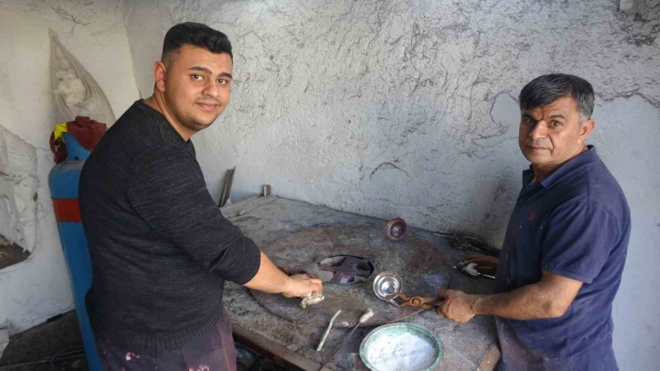 Baba-oğul Kalaycılık Mesleğini Yaşatmaya Çalışıyor