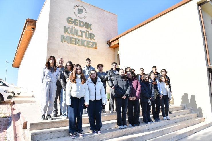 "iyilik Elçisi" Projesi Gençlere Yardımlaşma Ve Tarih Bilinci Aşılıyor