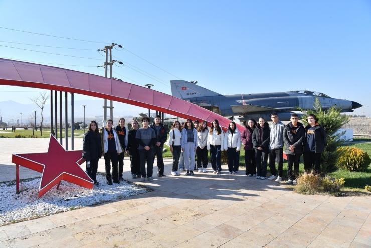 "iyilik Elçisi" Projesi Gençlere Yardımlaşma Ve Tarih Bilinci Aşılıyor