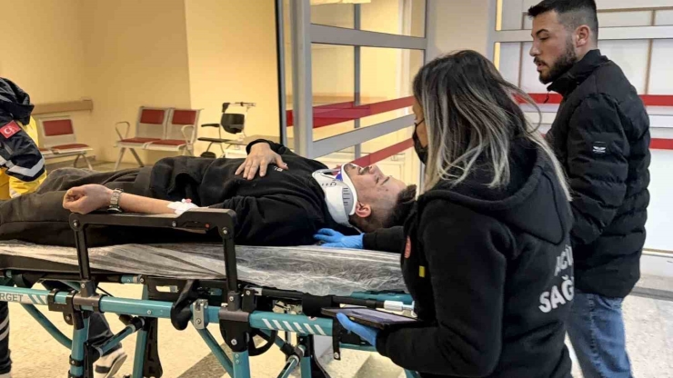 Otomobildeki 5 Kişi Ölümden Döndü: 2 Yaralı