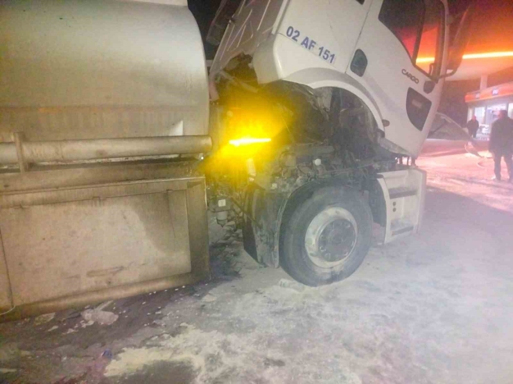 Yakıt Yüklü Tankerden Yükselen Dumanlar Korkuttu