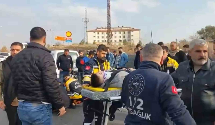 Gaziantep’te Motosiklet Otomobile Çarptı: 2 Yaralı