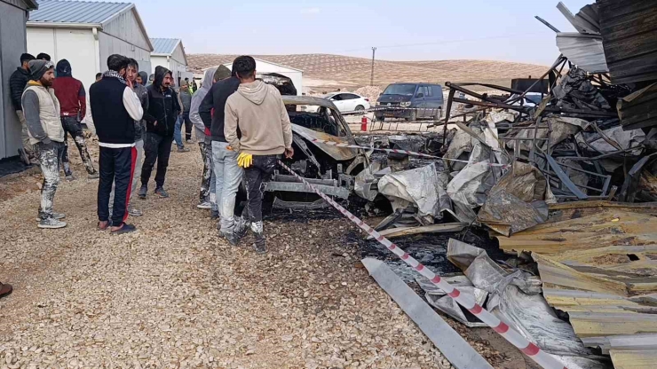 Şanlıurfa’da İnşaat Şantiyesinde Otomobiller Alev Alev Yandı