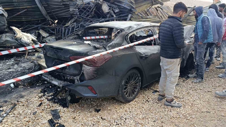 Şanlıurfa’da İnşaat Şantiyesinde Otomobiller Alev Alev Yandı