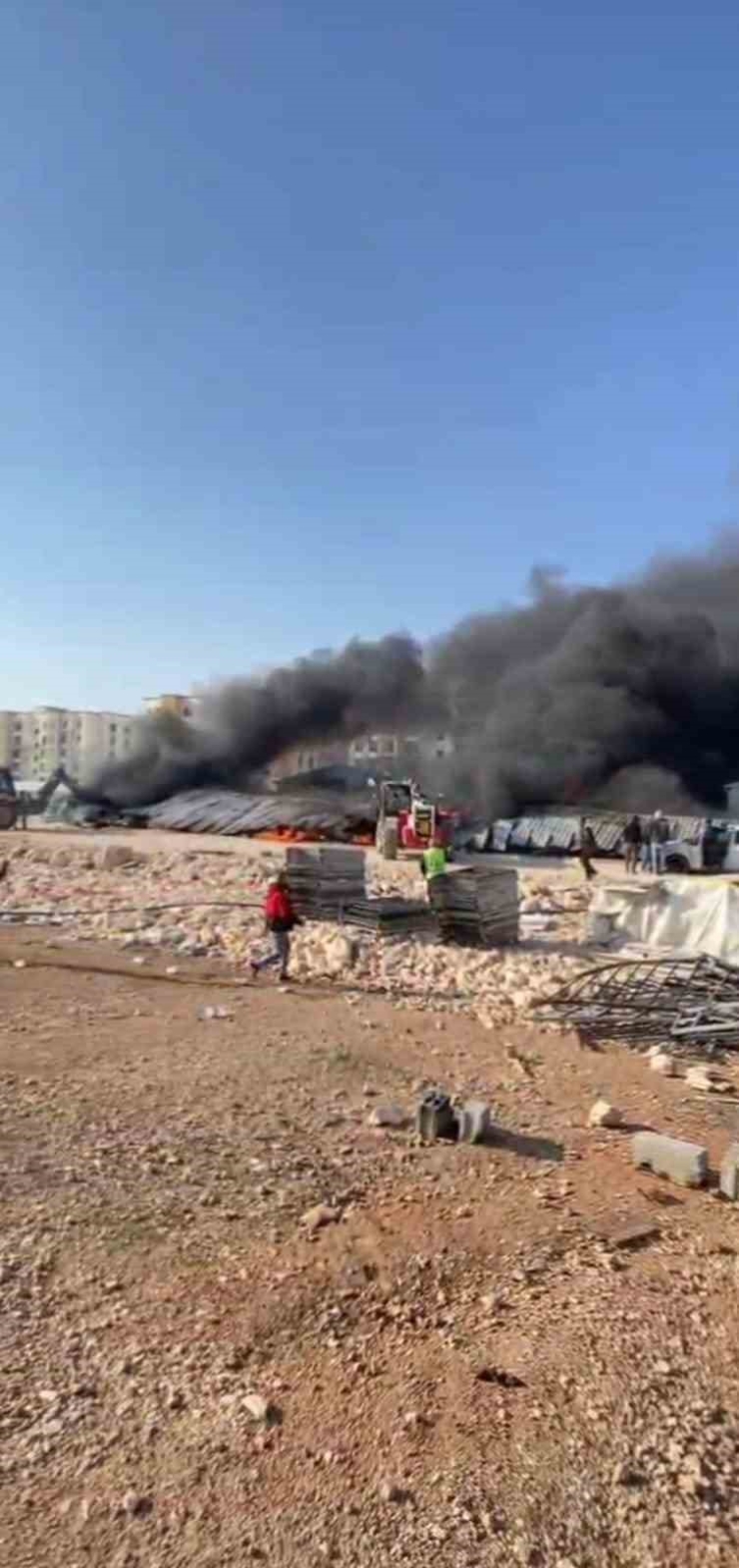 Şanlıurfa’da İnşaat Şantiyesinde Otomobiller Alev Alev Yandı