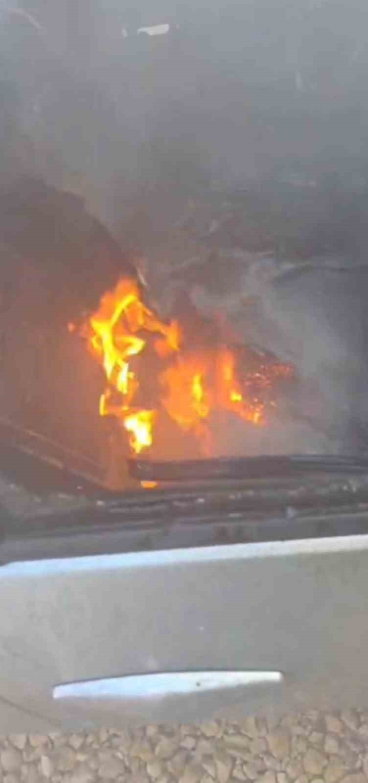 Şanlıurfa’da İnşaat Şantiyesinde Otomobiller Alev Alev Yandı