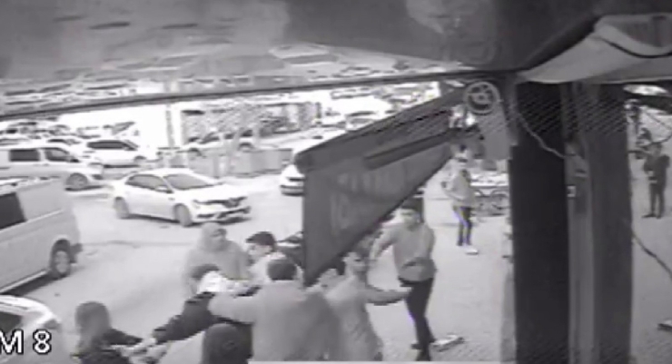 Genç Kızlara El-kol Hareketi Yumruklu Kavgayla Sona Erdi