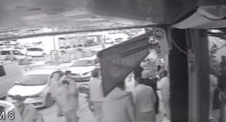 Genç Kızlara El-kol Hareketi Yumruklu Kavgayla Sona Erdi