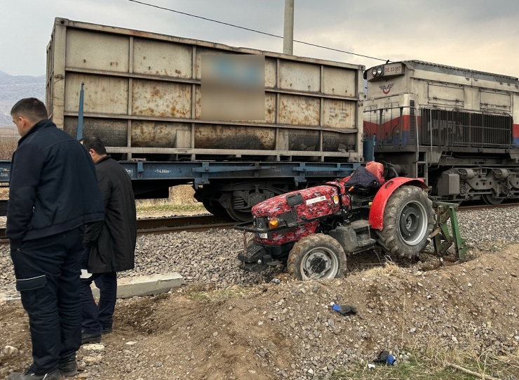 Adıyaman’da Raylardan Geçmeye Çalışan Traktöre Tren Çarptı: 1 Yaralı