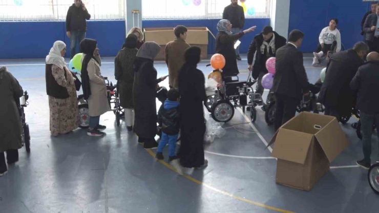 Hayırseverlerden, Engelli Bireylere 20 Akülü Sandalye Hediye Edildi