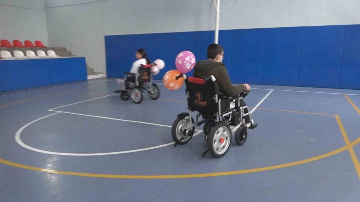 Hayırseverlerden, Engelli Bireylere 20 Akülü Sandalye Hediye Edildi