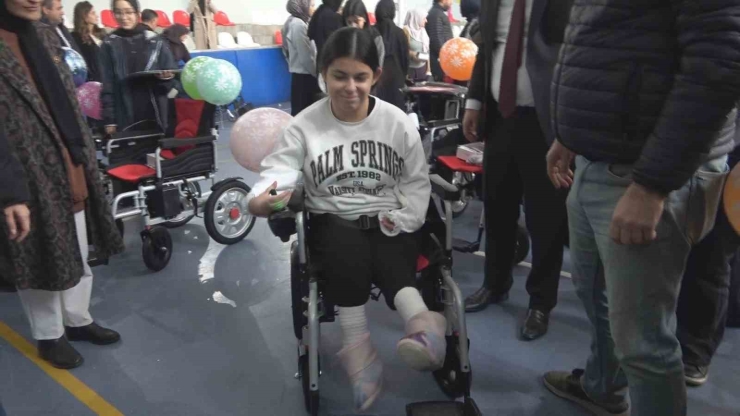 Hayırseverlerden, Engelli Bireylere 20 Akülü Sandalye Hediye Edildi