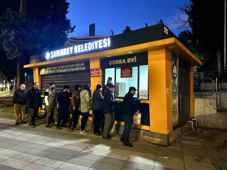 Şahinbey Belediyesi’nden Vatandaşın İçini Isıtan İkram