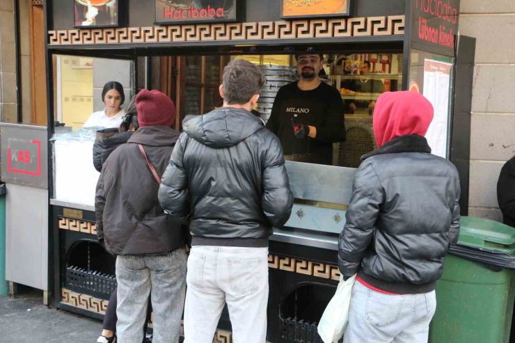 Turistlerden Lübnan Künefesine Yoğun İlgi