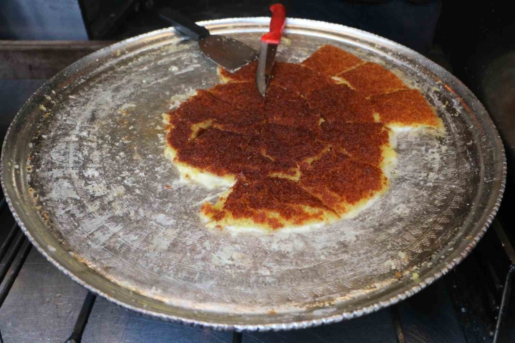 Turistlerden Lübnan Künefesine Yoğun İlgi