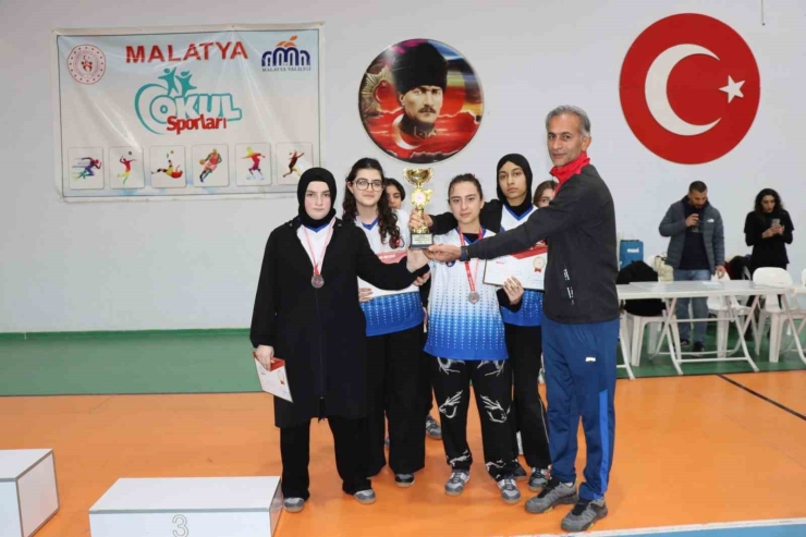 Malatya’da Badminton Ve Futsal İl Şampiyonları Kupalarını Aldı