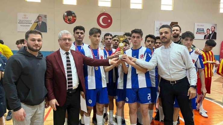 Malatya’da Badminton Ve Futsal İl Şampiyonları Kupalarını Aldı