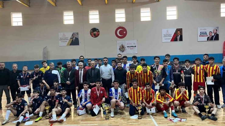 Malatya’da Badminton Ve Futsal İl Şampiyonları Kupalarını Aldı